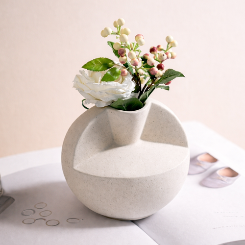 אגרטל קרמי מודרני על שולחן בסלון