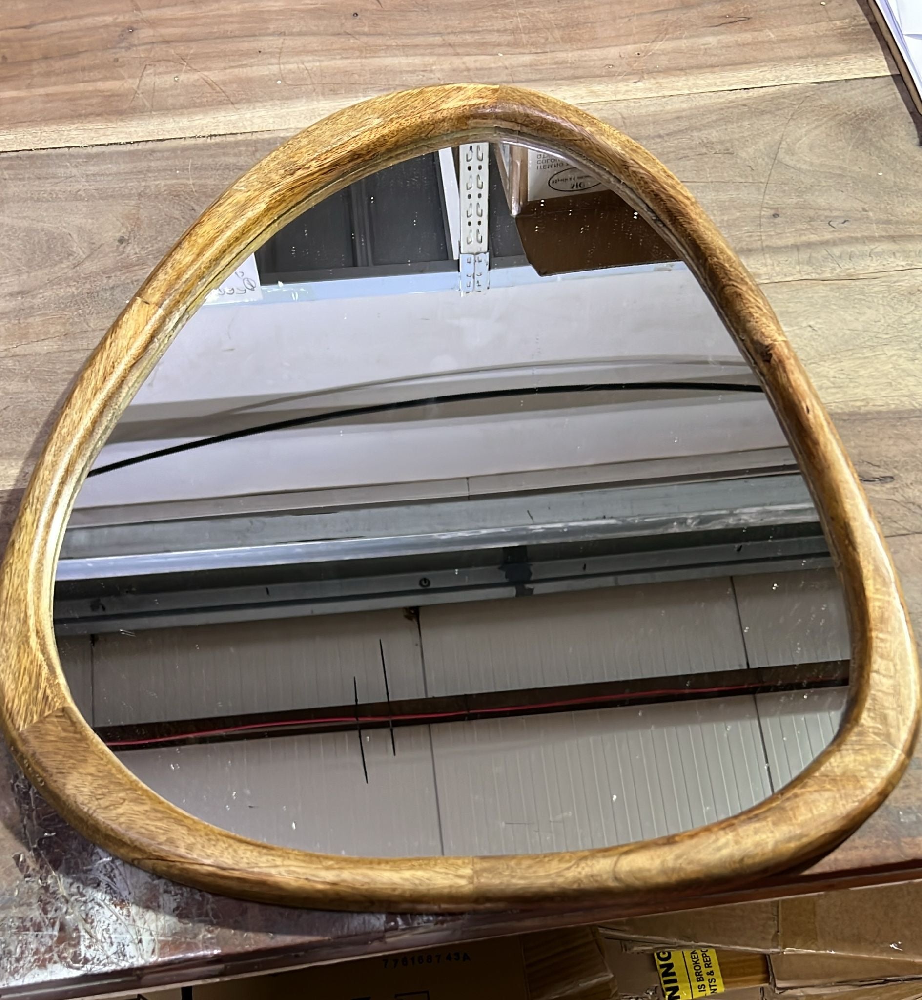 מראה אמורפית עם מסגרת עץ 60*54 ס"מ